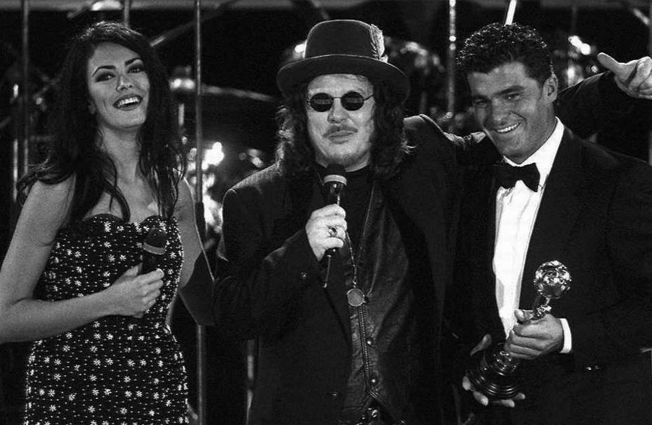Ai Music Awards del 1996, con Maria Grazia Cucinotta e Zucchero (Ansa)